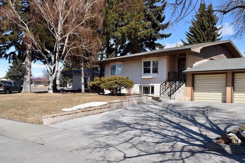 998 J St in Idaho Falls, ID - Building Photo