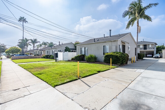 West 166th St. Apartments in Gardena, CA - Foto de edificio - Building Photo