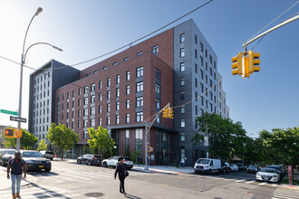 Help Hinsdale B in Brooklyn, NY - Foto de edificio - Building Photo