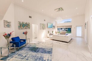 2541 NE 199th St in Miami, FL - Building Photo