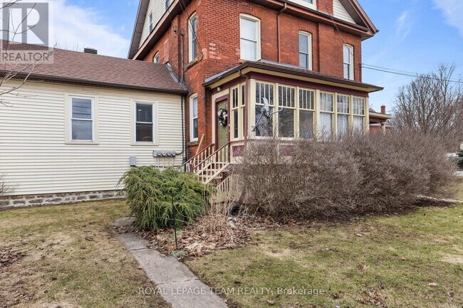 10 Glen Ave in Smiths Falls, ON - Building Photo - Building Photo