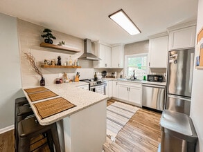 8012 Briardale Dr, Unit Main Bedroom in Charlotte, NC - Foto de edificio - Building Photo