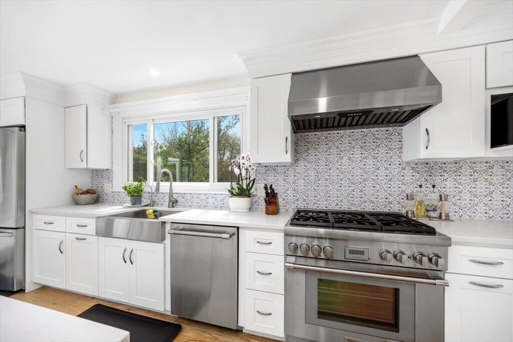 4 Cushing St in Hingham, MA - Building Photo