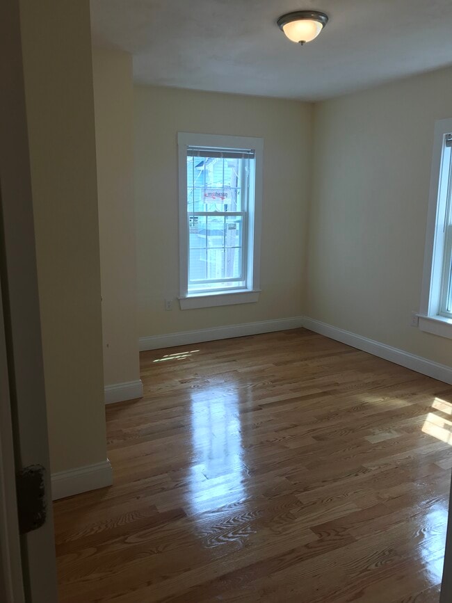 7 Rockdale Ave in Lowell, MA - Building Photo - Building Photo