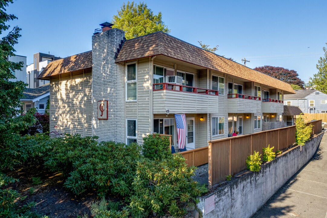 5624 California Ave SW in Seattle, WA - Foto de edificio