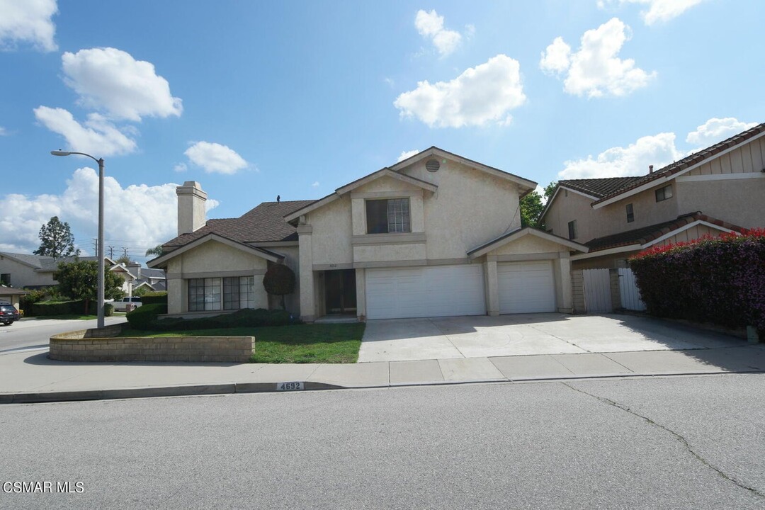 4692 N Meadow St in Moorpark, CA - Foto de edificio