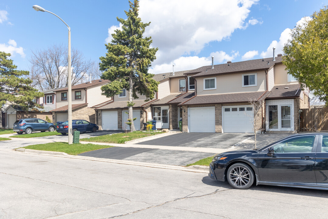 65 Treetops Crt in Toronto, ON - Building Photo