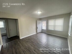 2326 Chambers Rd in St. Louis, MO - Foto de edificio - Building Photo