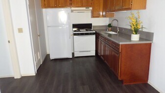 5271 Huntington Dr N, Unit 207 in Los Angeles, CA - Building Photo