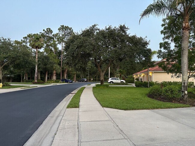 360 Robin Hood Cir in Naples, FL - Building Photo - Building Photo