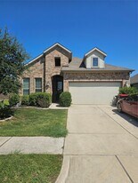 8411 Hunters Cliff Dr in Baytown, TX - Building Photo