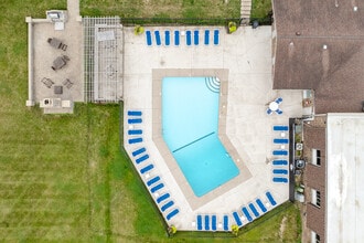 The Arbors of Glen Ellyn in Glen Ellyn, IL - Building Photo - Building Photo