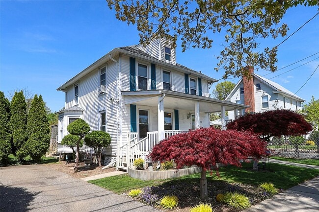 237 Fulton St in Westbury, NY - Building Photo - Building Photo