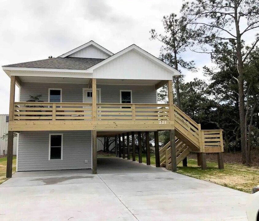 221 Gunas Dr in Kill Devil Hills, NC - Building Photo