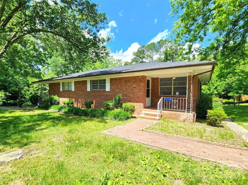 210 N Salisbury Ave in Spencer, NC - Building Photo