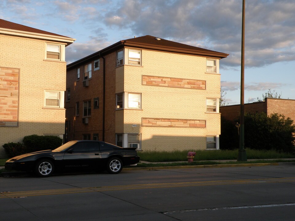 7432 N Harlem Ave in Chicago, IL - Foto de edificio