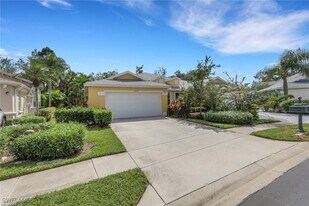15079 Sterling Oaks Dr in Naples, FL - Building Photo