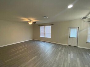 97 Quarryman Dr in Hutto, TX - Foto de edificio - Building Photo