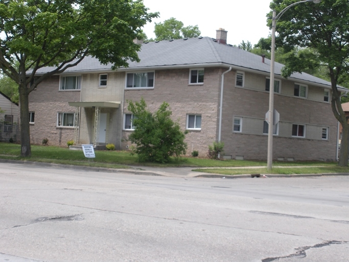 5839 N Teutonia Ave in Milwaukee, WI - Foto de edificio