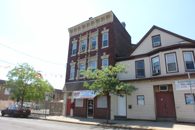 209 Hall Ave in Perth Amboy, NJ - Foto de edificio - Building Photo