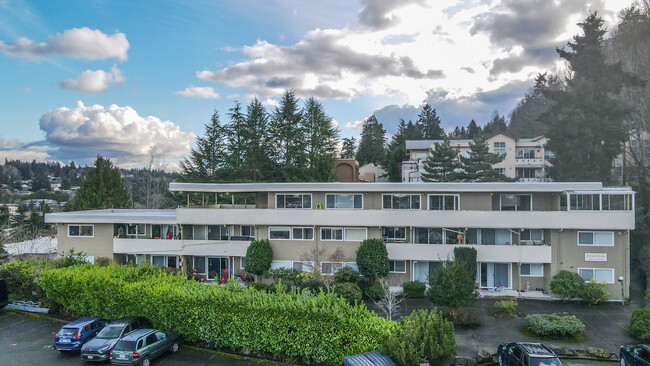 Island Lanai Apartments in Mercer Island, WA - Building Photo - Building Photo