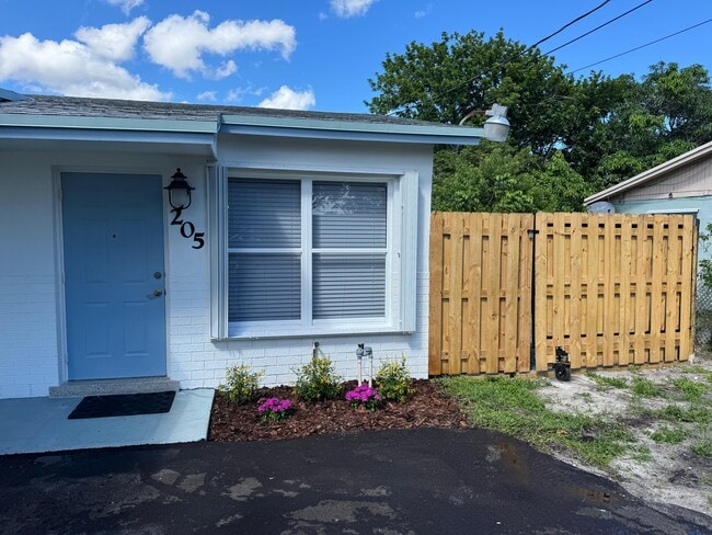 205 NW 7th Ct in Deerfield Beach, FL - Building Photo - Building Photo
