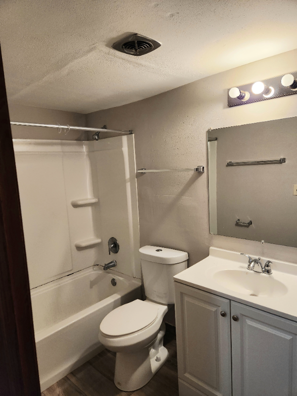 N86W16351-W16351 Appleton Ave in Menomonee Falls, WI - Foto de edificio - Building Photo