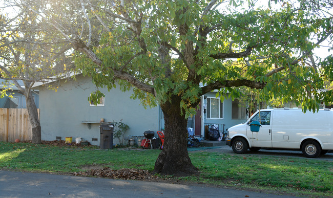 1094 Carr Ave in Santa Rosa, CA - Building Photo - Building Photo