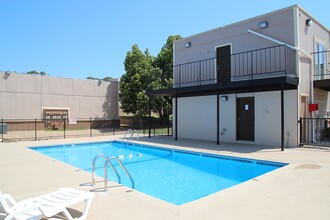 MacArthur Crossing in Oklahoma City, OK - Building Photo - Building Photo