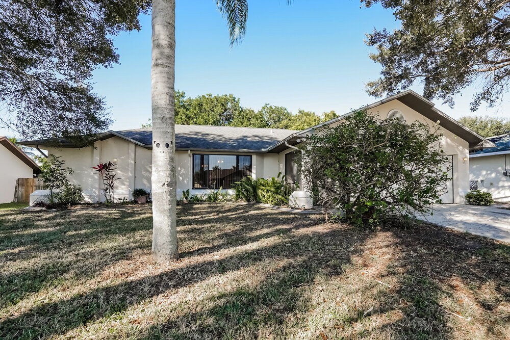 2126 SW 14th Ave in Cape Coral, FL - Foto de edificio