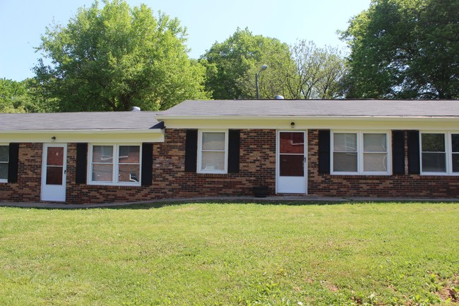 2608 Crescent Ln in Gastonia, NC - Building Photo - Building Photo