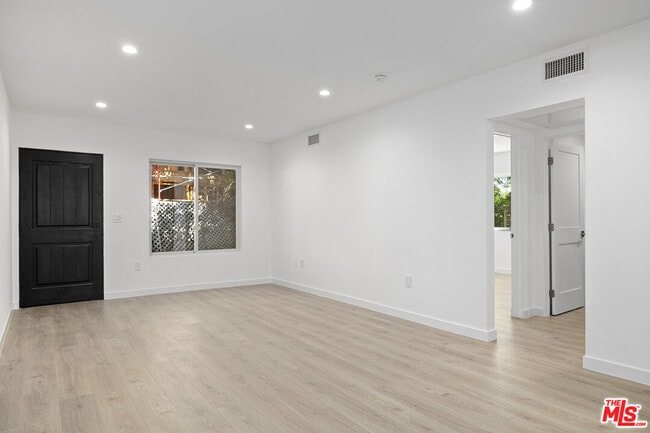 751 N Alfred St in Los Angeles, CA - Building Photo - Building Photo