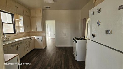 38659 Rd 8 in Kingsburg, CA - Building Photo - Building Photo