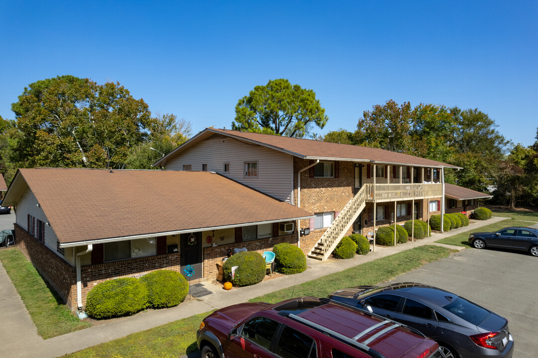 Camelot Village Condominiums in Chapel Hill, NC - Foto de edificio