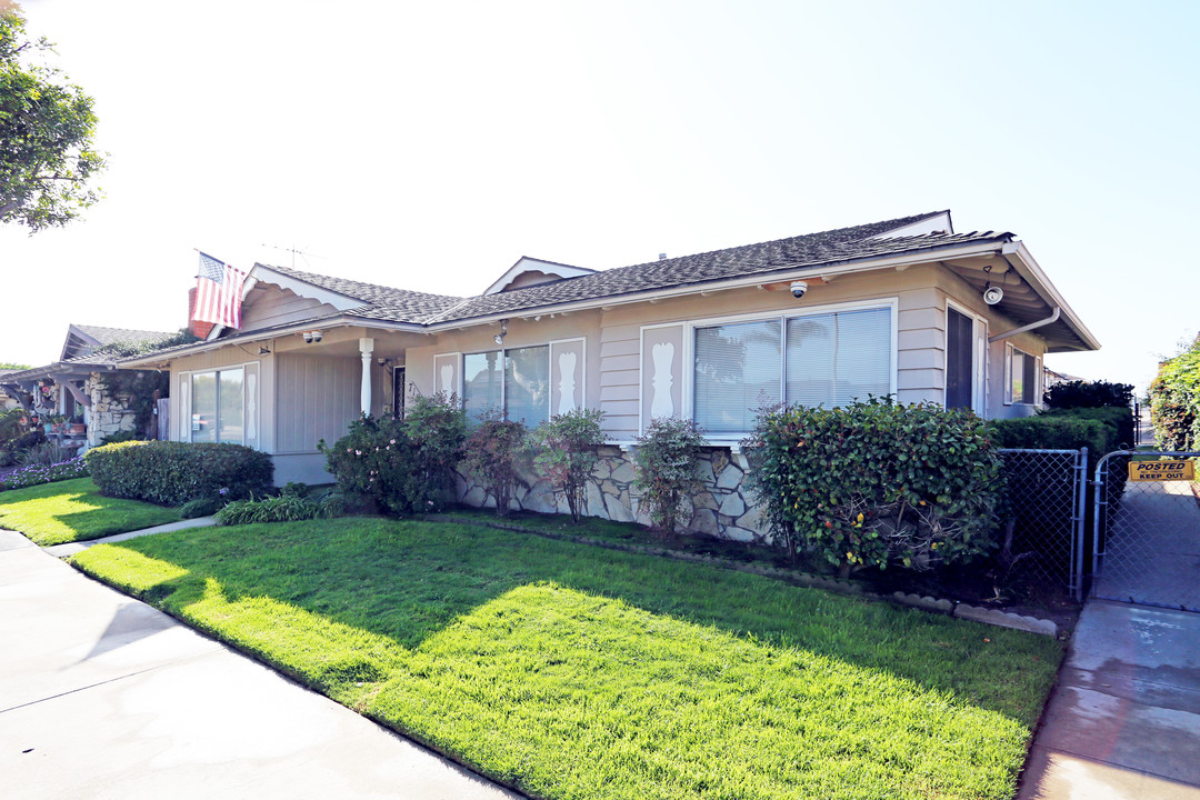 7182 Heil Ave in Huntington Beach, CA - Foto de edificio