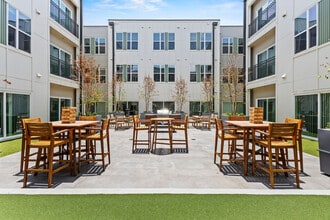 596 W 9th St in Dallas, TX - Foto de edificio - Building Photo