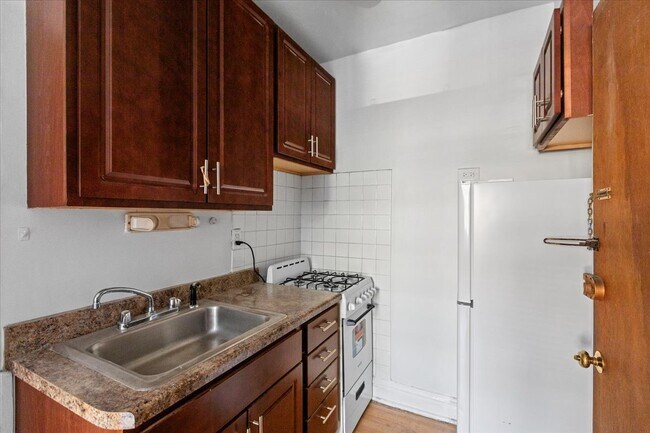 656 W Oakdale Ave in Chicago, IL - Building Photo - Building Photo