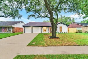 9714 Blankenship Dr in Houston, TX - Building Photo