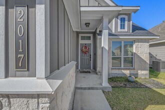 FEB 2026! Beautiful 3/2 Home w/ Huge Backyard in Edgewater! in Bryan, TX - Building Photo - Building Photo