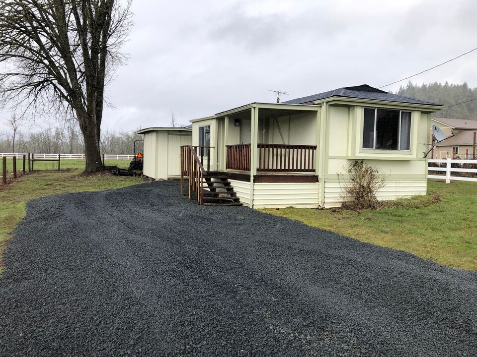 34625 Seavey Way in Eugene, OR - Building Photo