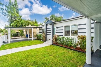 342 NW 46th St in Miami, FL - Foto de edificio - Building Photo