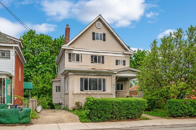 2706 Pioneer Ave in Pittsburgh, PA - Building Photo - Building Photo