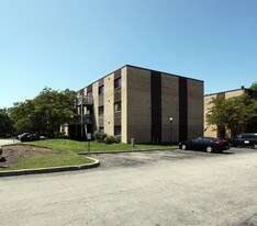 Pinecrest Condominiums in Prospect Heights, IL - Building Photo