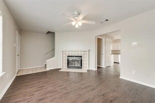 1013 Parkway Terrace in Cedar Hill, TX - Building Photo