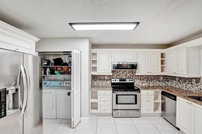 12215 Royal Palm Blvd in Coral Springs, FL - Building Photo - Building Photo