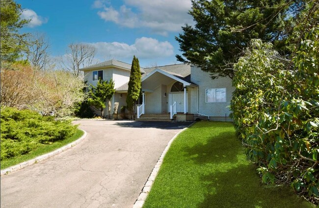 24 Wisteria Dr in Remsenburg, NY - Building Photo - Building Photo