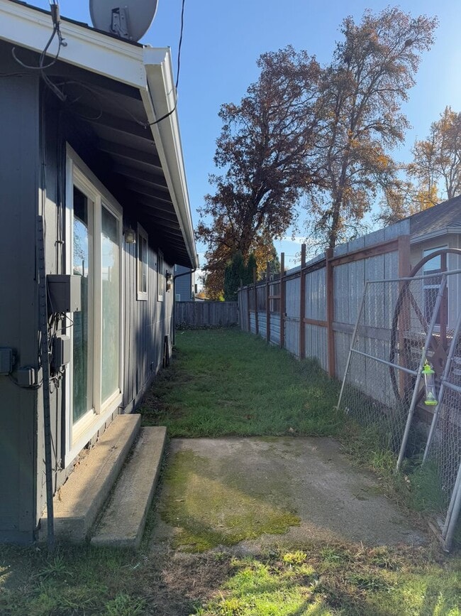 1011 SE Locust St in Dundee, OR - Building Photo - Building Photo