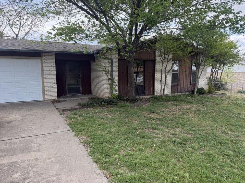 106 N 30th St in Gatesville, TX - Building Photo