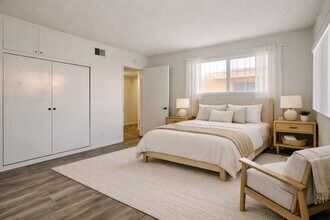 17102 Emerald Ln in Huntington Beach, CA - Foto de edificio - Building Photo