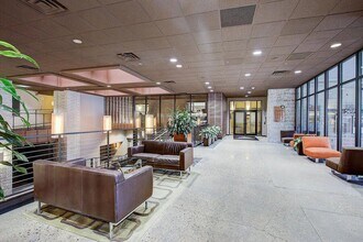 270 E Highland Ave in Milwaukee, WI - Building Photo - Building Photo